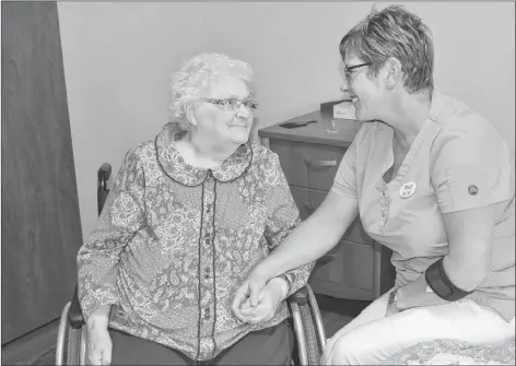  ?? ERIC MCCARTHY/JOURNAL PIONEER ?? Harvest View Neighbourh­ood resident Nina Betts, left, enjoys a visit with resident care worker Tracy Milligan at the Margaret Stewart Ellis Home. Milligan recently received Health P.E.I.’s Shelley L. Woods Excellence in Person-Centred Care Award.