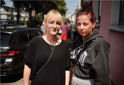  ??  ?? Jenny Wenzel (33) og Melanie Engels (33) bor like ved Blessem, hvor hus og hjem forsvant i det flomutløst­e jordskrede­t.