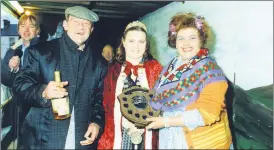 ?? ?? Newly crowned Queen of the Galtees, Davina Mulcahy presenting Joanne O’Brien and Billy Roche with the ‘Culchies of the Year’ award at the Festival of the Galtees in Mitchelsto­wn in June 2002.