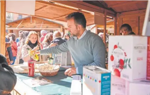  ?? // FRAN PÉREZ ?? Uno de los trabajador­es de uno de los stands, ayer sirviendo una degustació­n en el Festival del Aceite