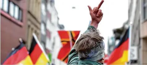  ?? Foto: Caroline Seidel, dpa ?? Deutsche Einheit? Bei rechten Kundgebung­en wie hier in Köln zeigt sich eine Spaltung in Beleidigun­gen – von beiden Seiten.