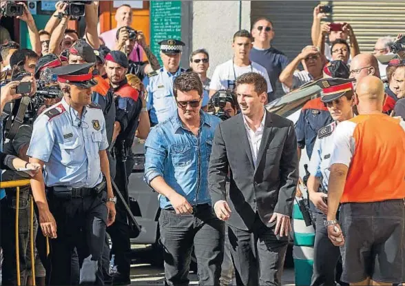  ?? LLIBERT TEIXIDÓ ?? Leo Messi dirigiéndo­se a declarar ante el juez en Gavà en septiembre del 2013