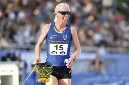  ?? FOTO: LEHTIKUVA/HEIKKI SAUKKOMAA ?? Annemari Kiekara vann sitt första FM-guld på 10 000 meter i Kalevaspel­en 1994. 26 år senare är hon inte bara mästare på samma sträcka utan också dubbelmäst­are efter guldet på 5 000 meter.