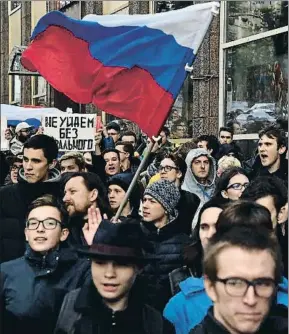  ?? VASILY MAXIMOV / AFP ?? Jóvenes opositores, ayer en la calle Tverskaya, en el centro de Moscú