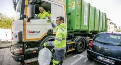  ?? FOTO JOREN DE WEERDT ?? Wéér een bedankje voor de ophalers: Jorg geeft het kaartje aan chauffeur Philip.