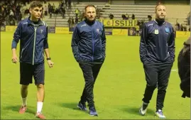 ?? (Photo Frank Muller) ?? Fabien Pujo (ici au centre, avec à droite son fidèle adjoint Alex Gasparotto) n’est plus l’entraîneur du Sporting depuis hier.