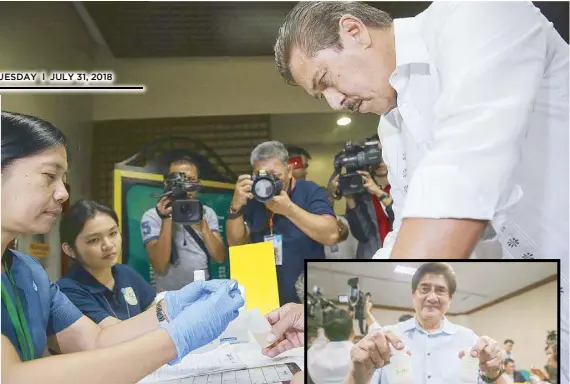  ?? GEREMY PINTOLO ?? Senate President Vicente Sotto III and Sen. Gregorio Honasan (inset) undergo drug testing at the Senate yesterday.