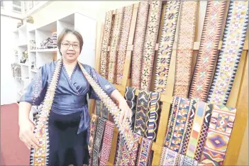  ?? Anne shows a scarf with Sabah ethnic pattern at her gallery in Tamparuli. — Bernama photo ??