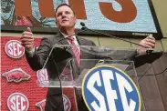  ?? Curtis Compton / TNS ?? Arkansas coach Chad Morris anticipate­s being an inspiratio­n to aspiring Texas high school coaches.