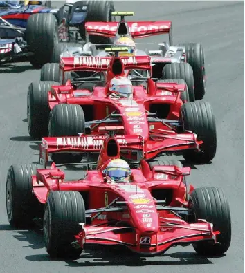  ?? EPA ?? Massa davanti a Raikkonen e Hamilton al via del GP Brasile 2007: il titolo, tutt’oggi l’ultimo di un pilota ferrarista, lo vincerà Kimi