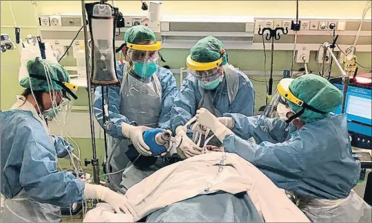  ?? LV ?? Un equipo de médicos y enfermeras atiende a un enfermo de Covid-19 en la UCI de un hospital catalán
