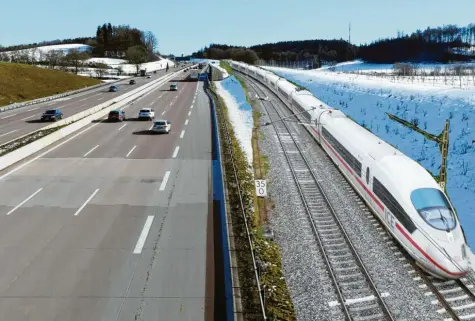  ??  ?? Eine Bahntrasse entlang der Autobahn – wie hier auf unserer Bildmontag­e – will der Zusmarshau­ser Marktgemei­nderat verhindern.