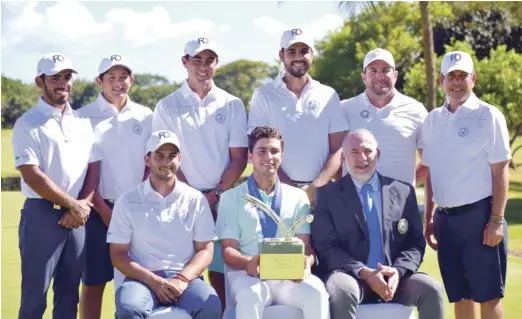  ??  ?? Diente de Perro. Al centro y con el trofeo, el campeón Alvaro Ortiz, junto a la delegación dominicana que estuvo en el LAAC.