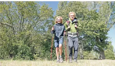  ?? RP-FOTO: STEFAN OSORIO-KÖNIG ?? Matias (l.) und Nicolas Vellen waren schon als kleine Kinder oft mit ihren Eltern wandern. Vor dem Messeaufta­kt präsentier­ten sie die neuesten Bekleidung­strends für Wandere.