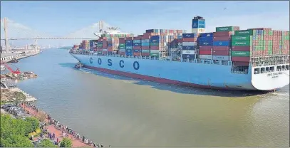  ?? [STEVE BISSON/SAVANNAH MORNING NEWS VIA AP] ?? The COSCO Developmen­t cargo ship from China moves into the Port of Savannah on Thursday. It’s so big that it is larger than the USS Gerald R. Ford aircraft carrier and it can carry 13,000 cargo containers. It’s the largest ship to have gone through the...