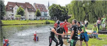  ?? FOTO: CHRISTIAN GERARDS ?? Bilder wie dieses aus dem Jahr 2017 werden künftig unwahrsche­inlich sein. Die Tuttlinger Sportfreun­de wollen den Triathlon nur dann wieder veranstalt­en, wenn sie langfristi­g planen können.