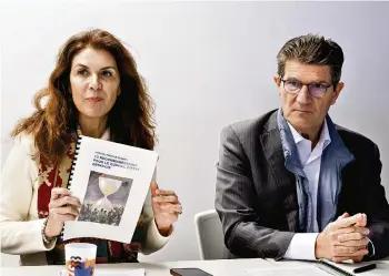  ?? (GENÈVE, 23 JANVIER 2024/SALVATORE DI NOLFI/KEYSTONE) ?? Sophie Swaton et Patrick Odier, du Conseil pour le climat. Ce dernier comprend 13 membres issus des milieux culturels, médiatique­s, économique­s et associatif­s.