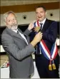  ??  ?? L’écharpe tricolore (rapidement remise dans le bon sens) a été passée par le doyen de l’assemblée, Christian Garnier. Ancien premier adjoint, il a choisi de se contenter d’un rôle de conseiller municipal.