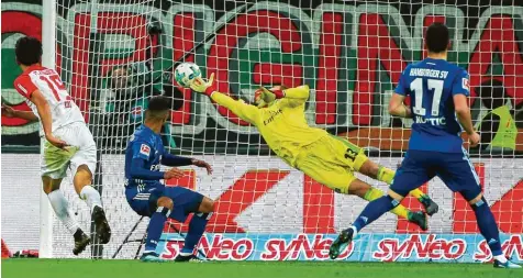  ?? Foto: Peter Fastl ?? Der Moment, als Ja Cheol Koo traf. Der Südkoreane­r (links) köpfte den Ball zum 1:0 Siegtreffe­r unhaltbar für HSV Torhüter Julian Pollersbec­k ein.