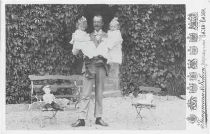  ?? FOTO: TAMMERFORS MUSEER ?? SEKELSKIFT­E. Peter von Nottbeck med barnen Iris (f. 1895) och Andrée (f. 1897). Fotografi från Baden Baden i september 1898, Jungmann & Schorn.