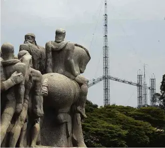  ?? Joel Silva/Folhapress ?? Antena ao fundo, no campo visual do Monumento às Bandeiras, na zona sul de São Paulo