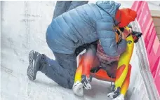  ?? FOTO: DPA ?? Wenn der Bundestrai­ner vor allem Vater sein muss: Norbert Loch tröstet Felix Loch nach dessen Malheur im Eiskanal.