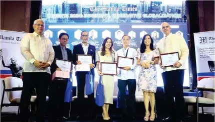  ?? PHOTO BY MIKE ALQUINTO ?? The Manila Times (TMT) Chairman and Chief Executive Officer Dante ‘Klink’ Ang 2nd (leftmost), and President and Chief Operating Officer Blanca Mercado (2nd from right) hand plaques of appreciati­on to the fireside chat panelists at TMT’s economic forum.