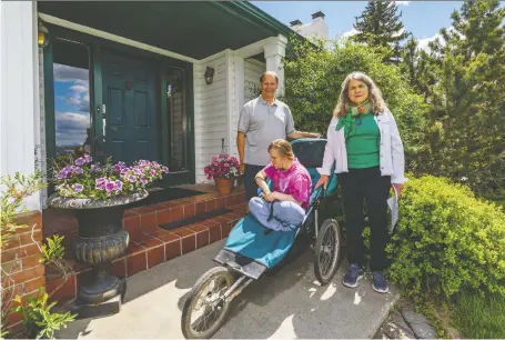  ?? PHOTOS: AZIN GHAFFARI ?? Mark and Margaret Anderson and their daughter Hannah pose for a photo outside their Woodbine house. The family was surprised to find the southwest ring road now under constructi­on has been moved closer to their home than they were originally told.