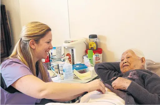  ?? CAROLA VYHNAK/TORONTO STAR FILE PHOTO ?? Registered nurse Lesley Rodway changes the dressing on Lien Tran's dialysis site during one of her daily visits to the elderly woman in 2015.