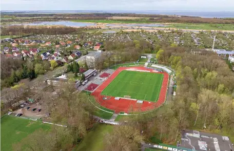  ?? FOTO: ANDY BÜNNING ?? Sollte der Greifswald­er FC in die dritte Liga aufsteigen, stehen im Volksstadi­on große Veränderun­gen an.