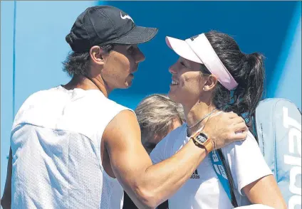  ?? FOTO: GETTY ?? Rafa Nadal y Garbiñe Muguruza, encuentro ayer en la pista 17 de Melbourne Park