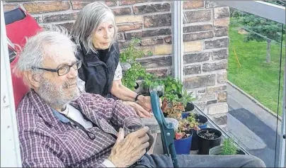  ?? FILE PHOTO ?? Jim and Barbara Munves enjoy an afternoon together in 2015. For the past month, the couple has only been able to see each other inside the Atlantic Baptist Home.