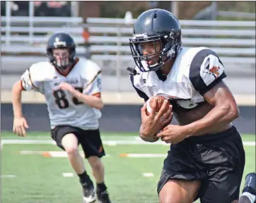  ?? STACI VANDAGRIFF/THREE RIVERS EDITION ?? Batesville senior running back Kadar Floyd, right, is chased by a teammate.