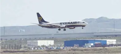  ?? ÁNGEL DE CASTRO ?? Un avión de Ryanair durante su aterrizaje en el aeropuerto de Zaragoza.