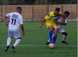  ?? (Photos Sylvain Mustapic) ?? Sayed Aboudi (en jaune) et ses coéquipier­s sont les premiers à faire tomber La Trinité sur sa pelouse cette saison.