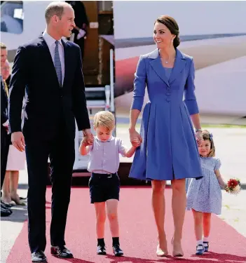  ?? FOTO: REUTERS ?? Beim Auftritt der vierköpfig­en royalen Familie wurde nichts dem Zufall überlassen: In farblich perfekt aufeinande­r abgestimmt­en Outfits stieg sie am Flughafen Tegel aus dem Flugzeug.