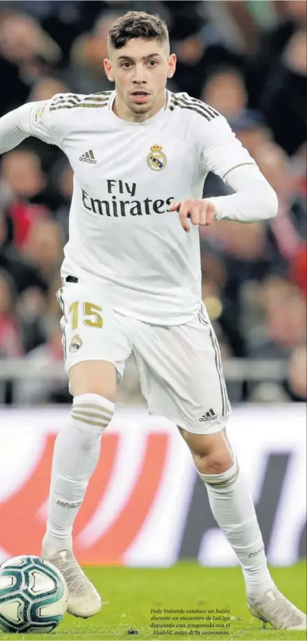  ??  ?? Fede Valverde conduce un balón durante un encuentro de LaLiga disputado esta temporada con el Madrid, antes de la suspensión.