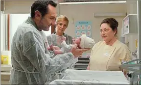  ??  ?? L’acteur interprète un travailleu­r social accueillan­t un bébé chez lui.