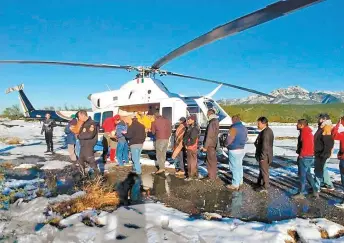  ?? NOTIMEX ?? Automovili­stas varados en carreteras de Nuevo León fueron trasladado­s en helicópter­o.