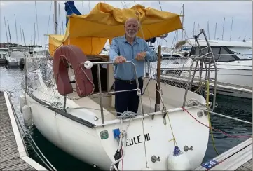  ?? (Photo A. P.) ?? Heureux durant ce confinemen­t, Gérard Munuera a vécu ces deux mois avec Angelica, sa compagne, sur leur bateau acheté il y a un an.