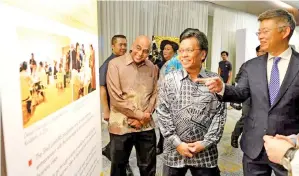  ??  ?? SHAFIE (tengah) meninjau pameran yang diadakan sempena Majlis Anugerah Kewartawan­an Shell Kinabalu 2018. Turut kelihatan Iain (kanan) dan Muguntan (kiri).