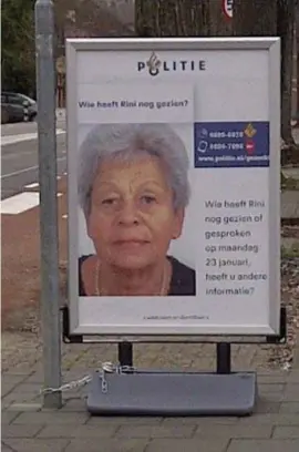  ?? FOTO HBVL ?? Na de moord plaatste de politie in Maastricht opsporings­borden in een poging uit te vissen wat er met oma Rini was gebeurd.