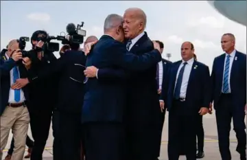  ?? ?? Da krigen brød ud, skubbede Biden og Netanyahu deres uenigheder til side og gav hinanden et knus i lufthavnen i Tel Aviv. Men uenigheder­ne er blevet stadig svaerere at holde under låg. Foto: Evan Vucci/AP