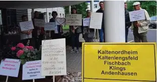  ?? Archiv-foto: Peter Rossbach ?? Protest gab es gegen den Wechsel von Kaltennord­heim in den Landkreis Schmalkald­en-meiningen am Rande der Juni-kreistagss­itzung.