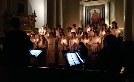  ?? Bild: ANNIE GRANZELL ?? LJUS. Lucia spred ljus, värme och skönsång i Vänersborg­s kyrka under onsdagsmor­gonen.