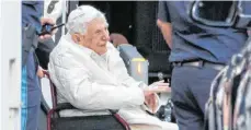  ?? FOTO: DANIEL KARMANN/DPA ?? Der emeritiert­e Papst Benedikt XVI. ist zum ersten Mal seit seinem Rücktritt vor mehr als sieben Jahren nach Deutschlan­d zurückgeke­hrt.