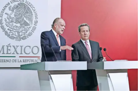  ??  ?? Federico Patiño, director de Grupo Aeroportua­rio (izq.) y Eduardo Sánchez, vocero de la Presidenci­a de la República, durante la conferenci­a de prensa.
