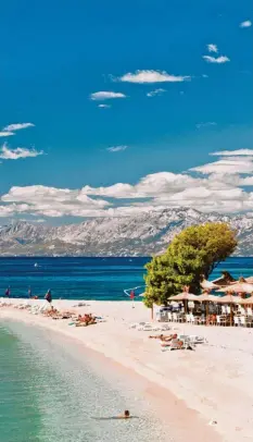  ?? Foto: adogg, stock.adobe.com ?? Es sind noch Liegen frei: Bald dürften die Strände im beliebten deutschen Reiseziel Kroatien, wie hier bei Makarska, wieder voller werden.