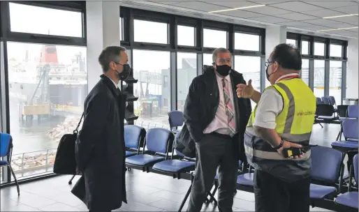  ?? 01_B39ministe­r07 ?? Transport minister Graeme Dey on his recent tour of the ferry terminal in Brodick with CalMac managing director Robbie Drummond and port manager Colin McCort.