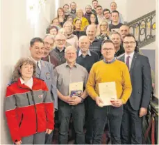  ?? FOTO: JOSEF LEHMANN ?? Bei der Blutspende­rehrung im Palais Adelmann. Vordere Reihe von links: DRKVorsitz­ende Petra Apelt, Stephan Meßmer von den Maltesern, Jürgen Vaas, Armin Merz, OB Michael Dambacher.